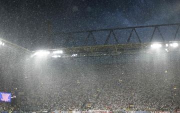 الصورة: الصورة: توقف مباراة ألمانيا والدنمارك في أمم أوروبا بسبب سوء الأحوال الجوية