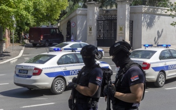 الصورة: الصورة: هجوم على سفارة إسرائيل ببلغراد ومقتل المنفذ