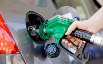 الصورة: الصورة: انخفاض أسعار الوقود بالإمارات 15 فلساً في يوليو
