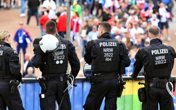 الصورة: الصورة: الشرطة الألمانية تكشف تفاصيل صعود رجل إلى سقف ملعب دورتموند