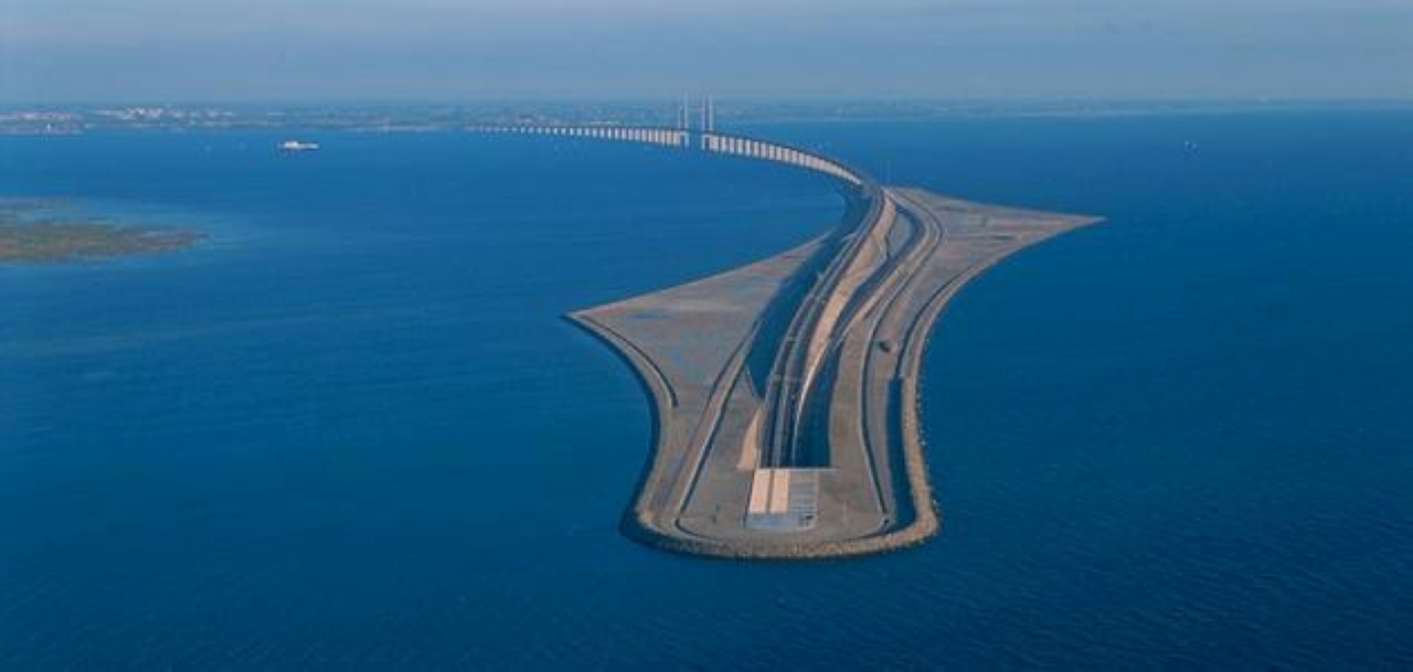 الصورة : 2000 افتتاح جسر أوريسند الذي يصل بين كوبنهاغن ومدينة مالمو في السويد.