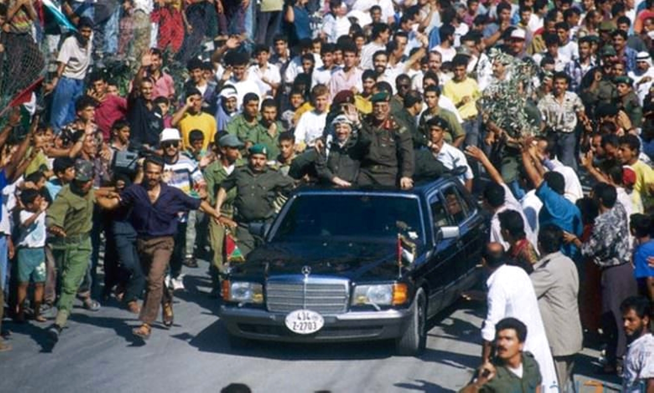 الصورة : 1994 الزعيم الفلسطيني ياسر عرفات يعود إلى غزة بعد 27 عاماً في المنفى.
