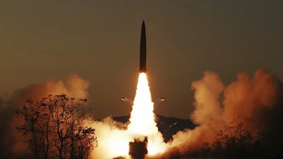 كوريا الشمالية تطلق صاروخين باليستيين قبالة الساحل الشرقي