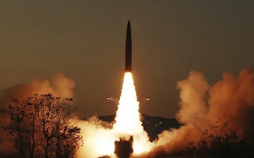 الصورة: الصورة: كوريا الشمالية تطلق صاروخين باليستيين قبالة الساحل الشرقي