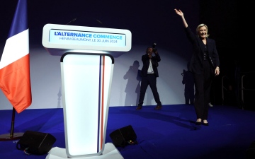 الصورة: الصورة: توسك يحذر من «خطر كبير» على فرنسا وأوروبا بعد تصدر اليمين المتطرف الانتخابات التشريعية