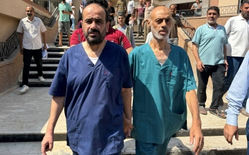 الصورة: الصورة: احتجزته 7 أشهر دون تهمة أو محاكمة .. إسرائيل تطلق سراح مدير مستشفى الشفاء
