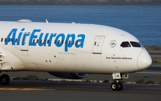 الصورة: الصورة: طائرة بوينغ تابعة لـ«إير أوروبا» تهبط اضطرارياً بعد جرح ركاب جراء مطبّات