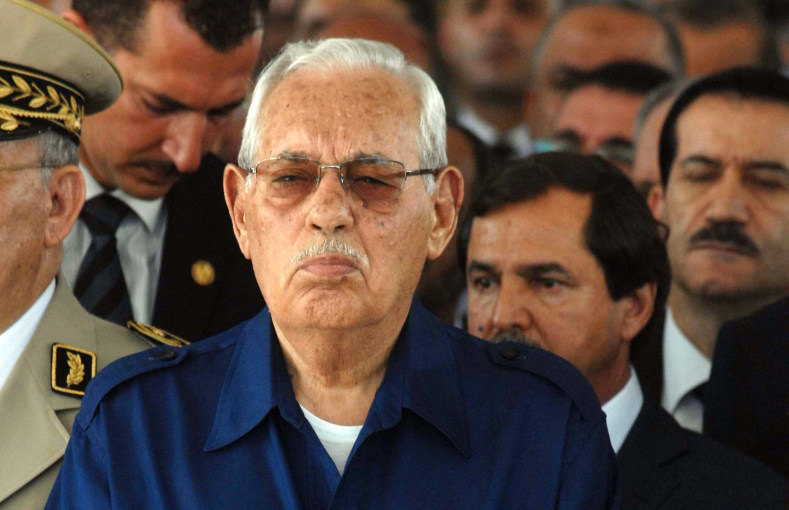 الصورة : 1992  تعيين علي كافي رئيساً للمجلس الأعلى للدولة الجزائرية، وذلك بعد اغتيال الرئيس محمد بوضياف.