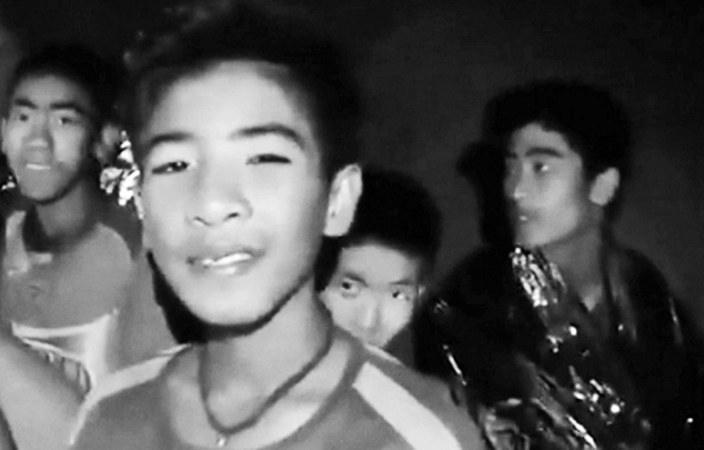 الصورة : 2018  العثور على 12 فتى ومدربهم بكهف في تايلاند بعد 9 أيام من فقدانهم.