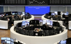 الصورة: الصورة: الأسهم الأوروبية تتراجع .. والفرنسية تفقد بعض مكاسبها