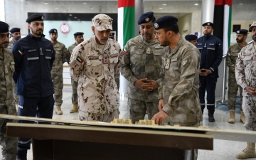 الصورة: الصورة: أحمد بن طحنون يتفقد البرنامج التدريبي لمجندي الخدمة الوطنية   