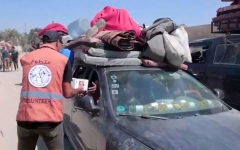الصورة: الصورة: "الفارس الشهم 3" تستقبل النازحين من شرق خانيونس وتقدم لهم مساعدات إنسانية عاجلة