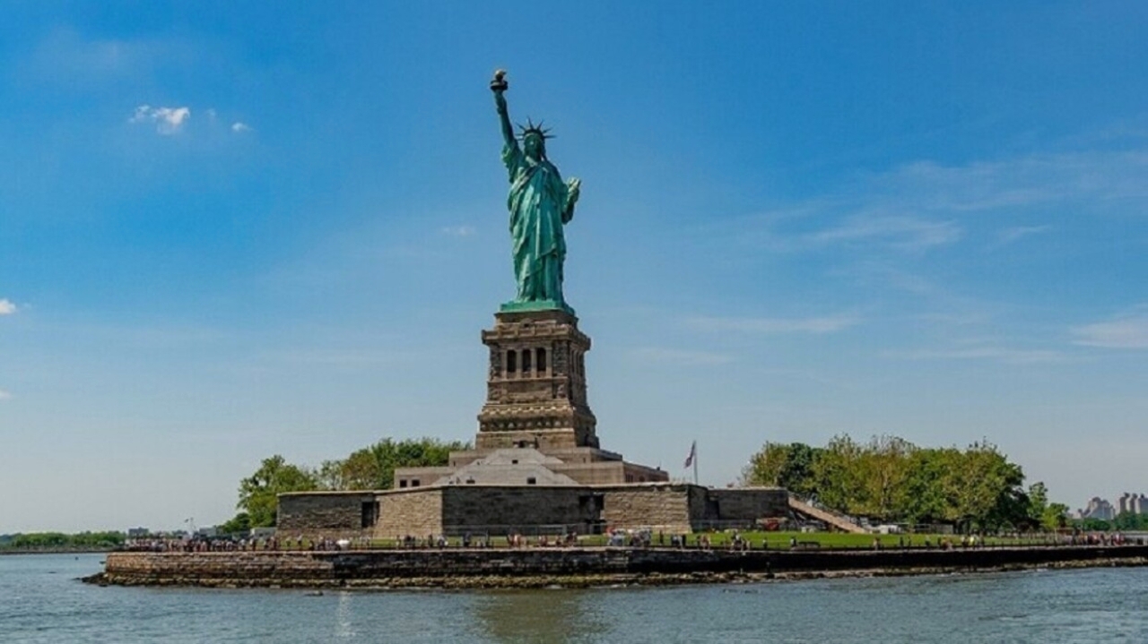 الصورة : 1886 إقامة تمثال الحرية في نيويورك الأمريكية