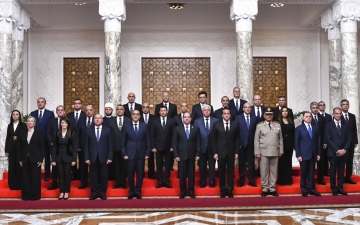 الصورة: الصورة: مصر: الحكومة تؤدي اليمين.. ووزيران جديدان لـ«الدفاع» و«الخارجية»