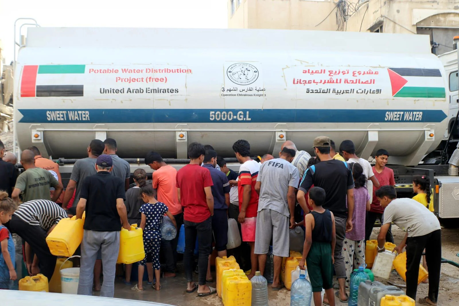 «الفارس الشهم 3» تنفذ حملة لتوزيع المياه الصالحة للشرب على سكان خان يونس