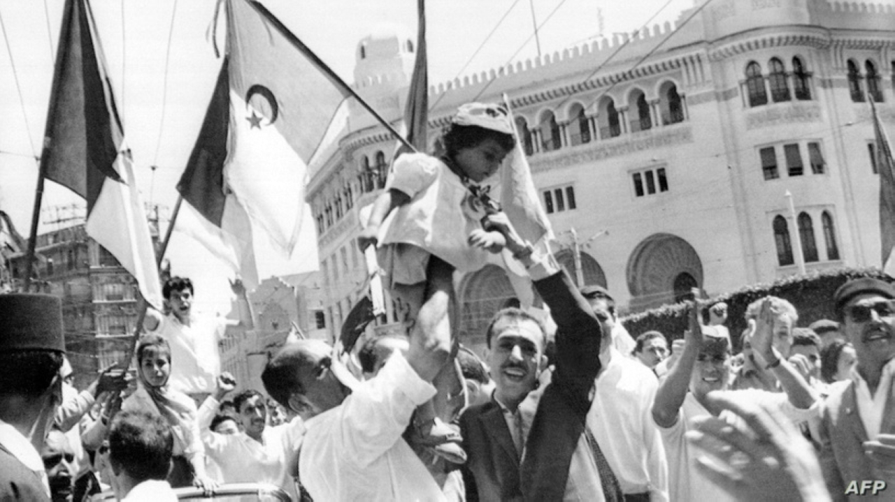الصورة : 1962 استقلال الجزائر عن فرنسا بعد احتلال دام 132 سنة.
