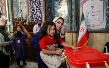 الصورة: الصورة: الإيرانيون يصوتون لحسم السباق الرئاسي
