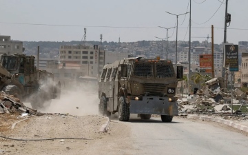 الصورة: الصورة: قوات إسرائيلية تنفذ غارة في مخيم بلاطة بالضفة الغربية