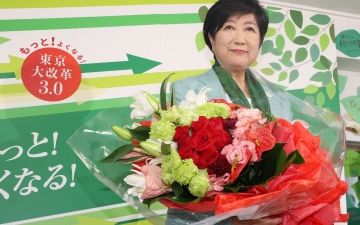 الصورة: الصورة: حاكمة طوكيو كويكي تفوز بولاية ثالثة في المنصب