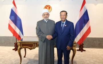 الصورة: الصورة: شيخ الأزهر رئيس مجلس حكماء المسلمين يزور البرلمان التايلاندي