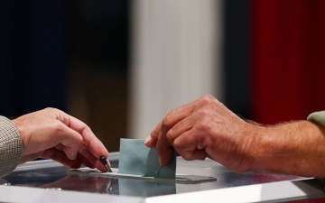 الصورة: الصورة: الفرنسيون يصوتون بكثافة في انتخابات تشريعية حاسمة لمستقبل البلاد