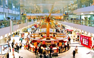 الصورة: الصورة: السوق الحرة بمطار دبي توفر 992 وظيفة جديدة العام الجاري