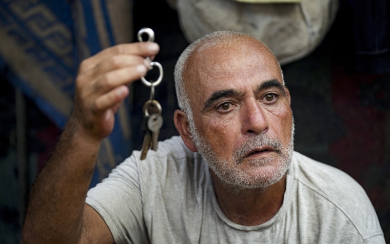 الصورة: الصورة: مفاتيح المنازل رمز الأمل في عودة عائلات غزة النازحة مراراً