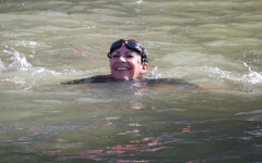 الصورة: الصورة: قبل الأولمبياد..عمدة باريس تسبح في السين لإظهار تحسن نظافة النهر
