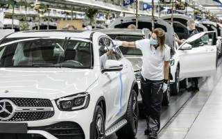 الصورة: الصورة: نصف شركات قطاع السيارات في ألمانيا تخطط لشطب وظائف