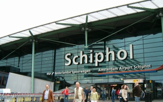 الصورة: الصورة: تعطل عالمي في الإنترنت يؤثر على عمليات مطار سخيبول في هولندا
