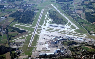 الصورة: الصورة: تأخيرات وإلغاءات بسبب قيود متعلقة بهبوط الطائرات في مطار زيورخ بسويسرا