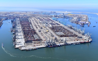 الصورة: الصورة: أكبر ميناء في أوروبا : تضرر بعض الشركات من تعطل أنظمة تكنولوجيا المعلومات عالميا