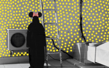 الصورة: الصورة: «عدسة وضوء» في دبي.. أعمال فنية توثّق التجارب الإنسانية