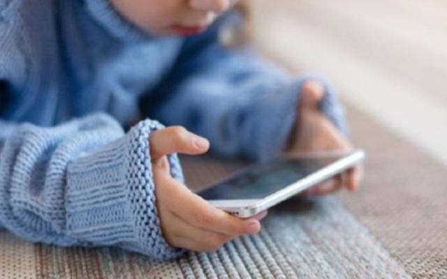 الصورة: الصورة: دراسة تحدد عدد ساعات استخدام الأطفال للهاتف أسبوعياً