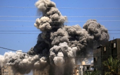 الصورة: الصورة: ضربات إسرائيلية تقتل العشرات في غزة