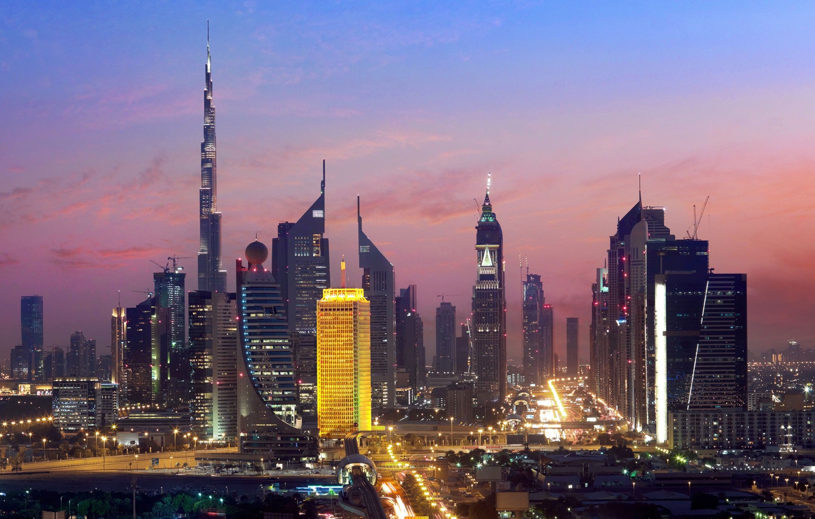 في استطلاع لـ24 خبيراً اقتصادياً : توقعات بنمو اقتصاد الإمارات 4.2 % في 2025