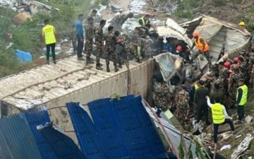 الصورة: الصورة: تحطم طائرة على متنها 19 شخصاً عند الاقلاع في نيبال