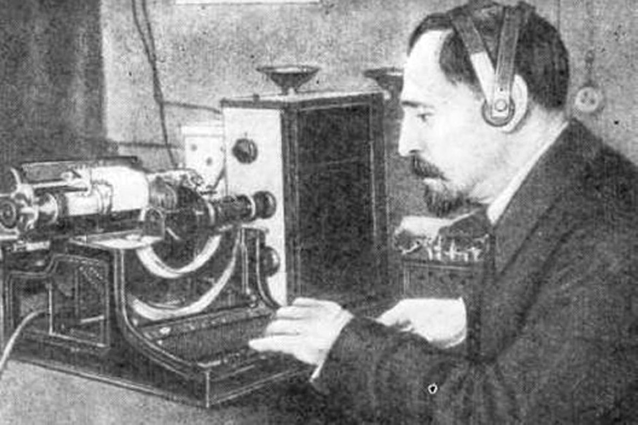 الصورة : 1907 الروسي بوريس روزنغ يتقدم ببراءة اختراع لـ«نقل كهربائي للصور»، وهو التلفزيون.
