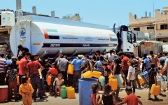 الصورة: الصورة: «الفارس الشهم 3» توزع مساعدات عاجلة على العائلات النازحة في خانيونس