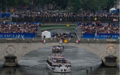 الصورة: الصورة: انطلاق دورة الألعاب الأولمبية في باريس رسمياً بحفل افتتاح طموح وضخم على نهر السين