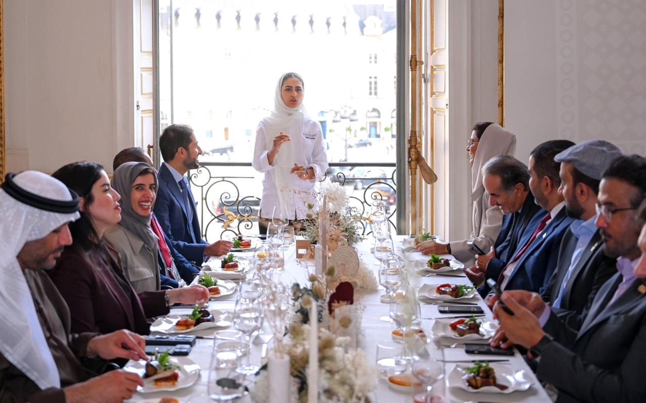 الصورة : راشد بن حميد النعيمي ونورة الكعبي وهند العتيبة والحضور ضيوف مائدة ميثاء الورشو بالبيت الأولمبي الإماراتي | من المصدر