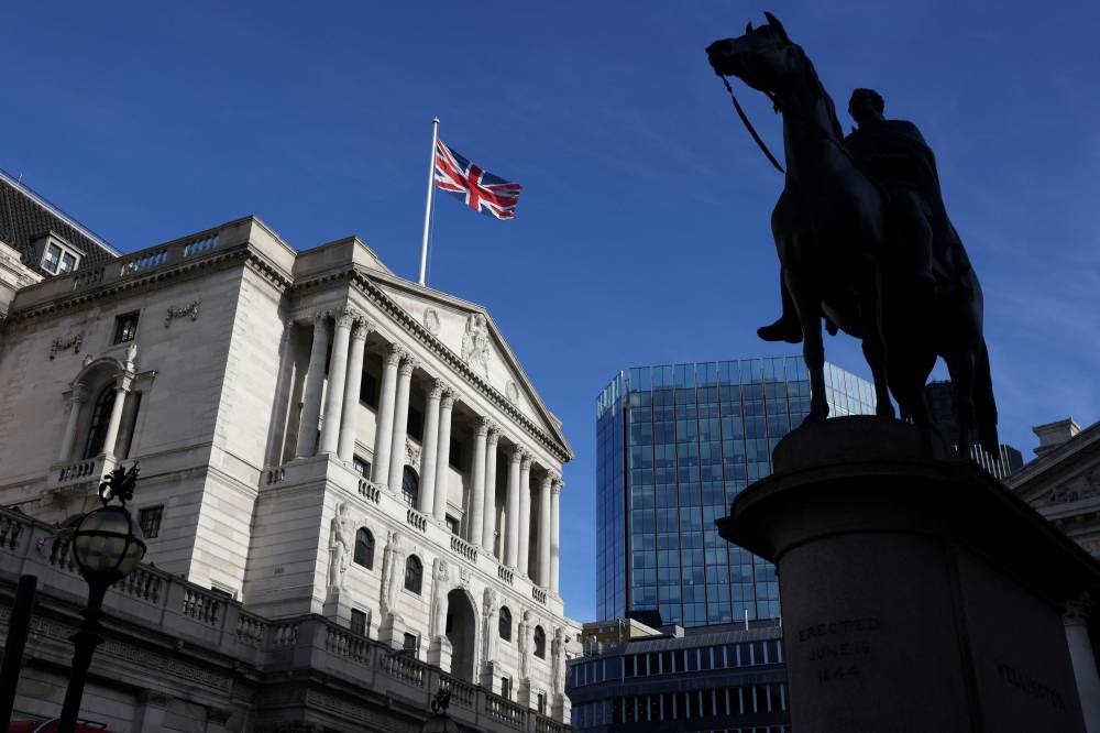 بنك إنجلترا يخفض الفائدة 25 نقطة أساس من أعلى مستوى في 16 عاماً