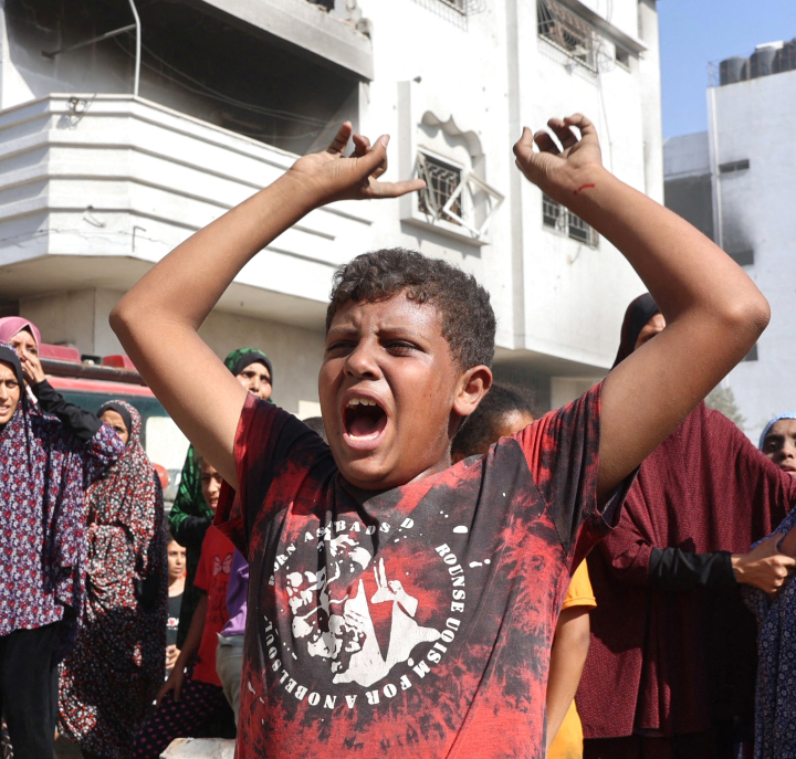 الصورة : فتى فلسطيني في حي الشجاعية غاضب بعد قصف إسرائيلي| أرشيفية