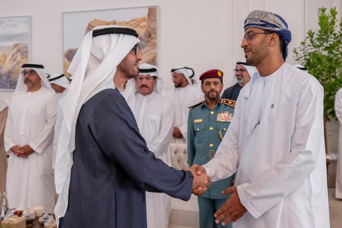 الصورة : رئيس الدولة يرحب بأحد المشاركين في «الاستراتيجية» بحضور خالد بن محمد وحامد بن زايد وسلطان بن حمدان وخليفة الخييلي