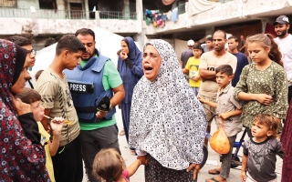 الصورة: الصورة: قتلى باستهداف مدرسة للنازحين في غزة.. وإسرائيل تمنع المساعدات