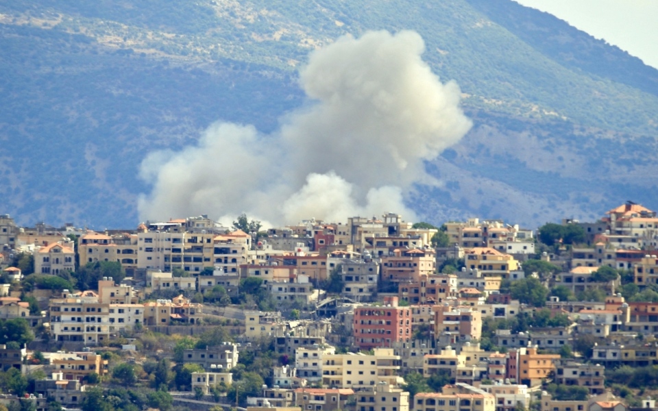 الصورة: الصورة: تصاعد القصف والغارات على جبهة لبنان وتحذيرات من حرب إقليمية