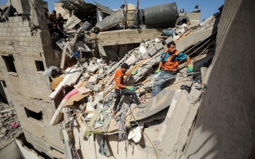 الصورة: الصورة: إسرائيل تقصف منزلاً في غزة وتقتل 6 فلسطينيين