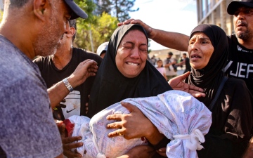 الصورة: الصورة: 28 قتيلاً جراء قصف مدرسة تؤوي نازحين في غزة