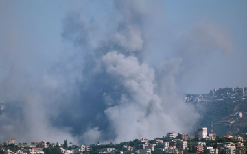 الصورة: الصورة: لبنان وإسرائيل.. صوت الغارات يعلو على صوت التهدئة والجهود الدولية مستمرة لنزع فتيل الحرب