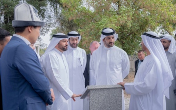 الصورة: الصورة: سلطان بن أحمد يضع حجر أساس مشروعي مستوصف وشبكة مياه شرب في قيرغيزستان